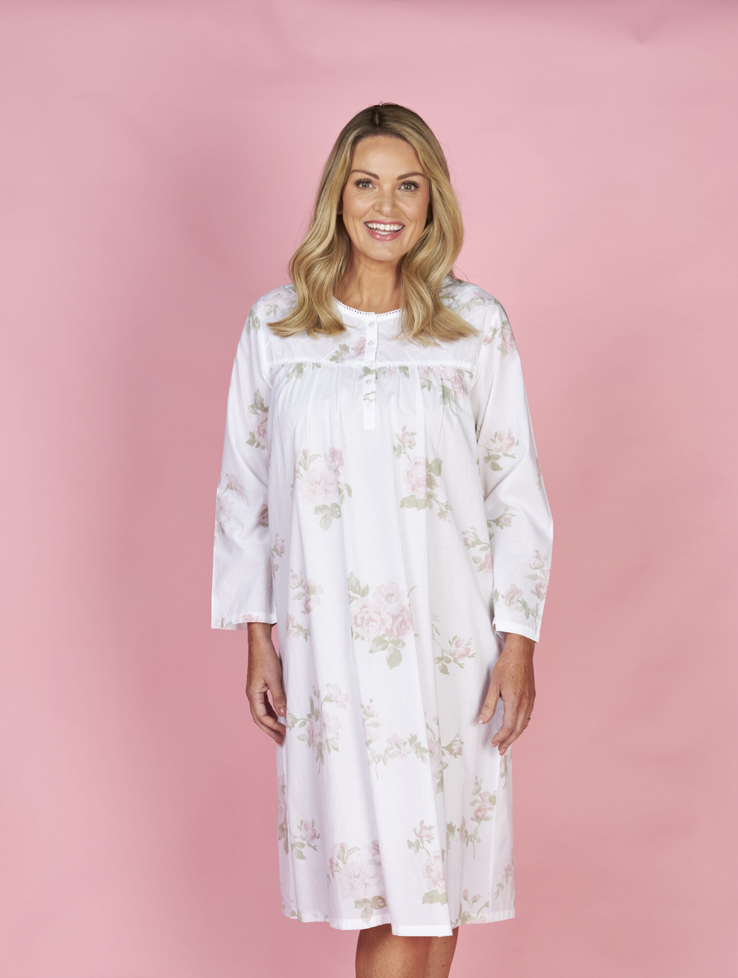 FCE530 LONG SLEEVE NIGHTIE IN WILD ROSES PRINT 110