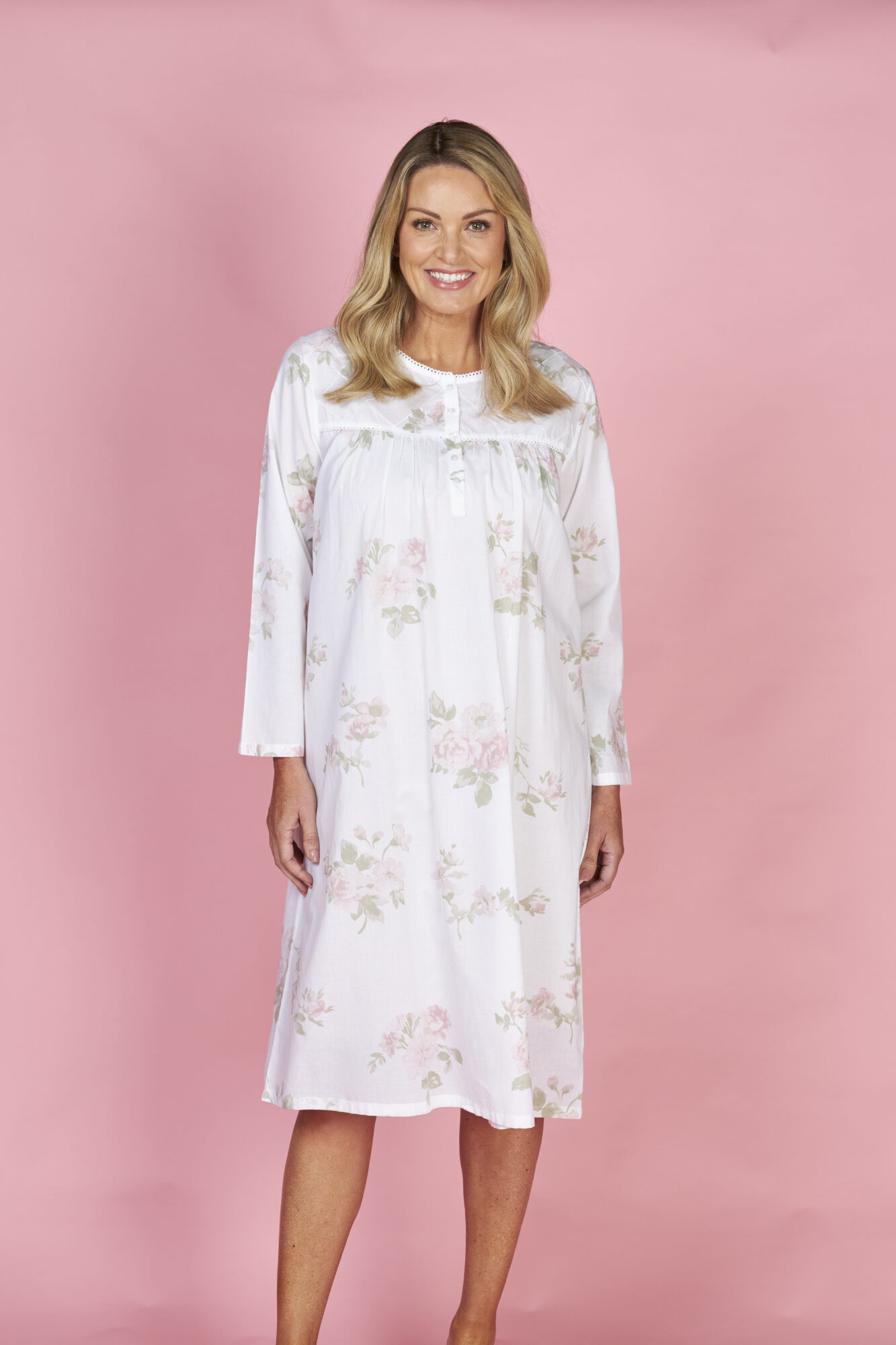 FCE530 LONG SLEEVE NIGHTIE IN WILD ROSES PRINT 110